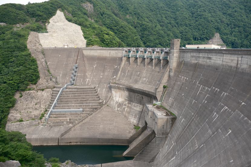 湯田ダムの堤防の風景