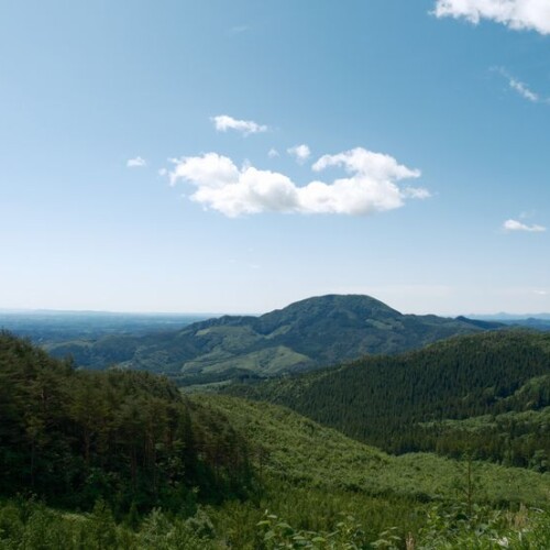 春の山脈の風景