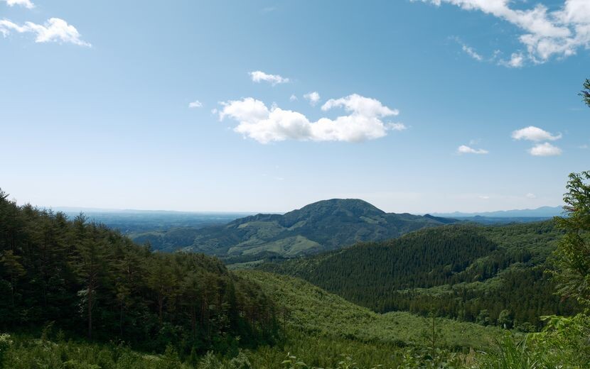 春の山脈の風景