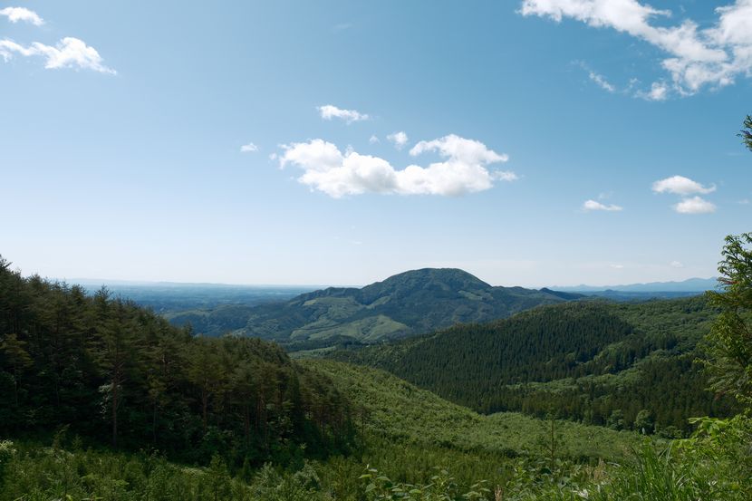 春の山脈の風景
