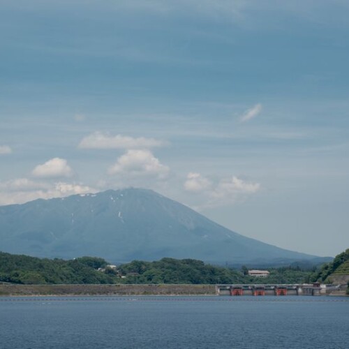 御所湖から見た岩手山