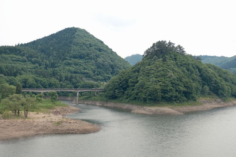 湯田ダム錦秋湖の春の風景写真