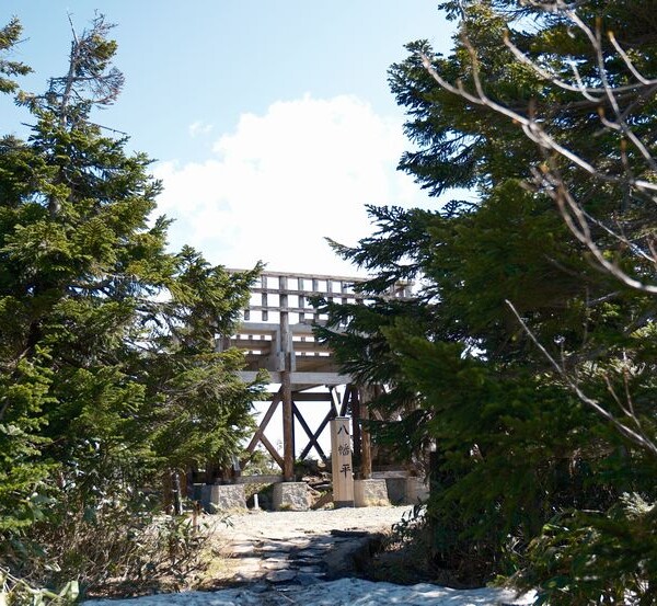 八幡平の山頂展望台の風景写真