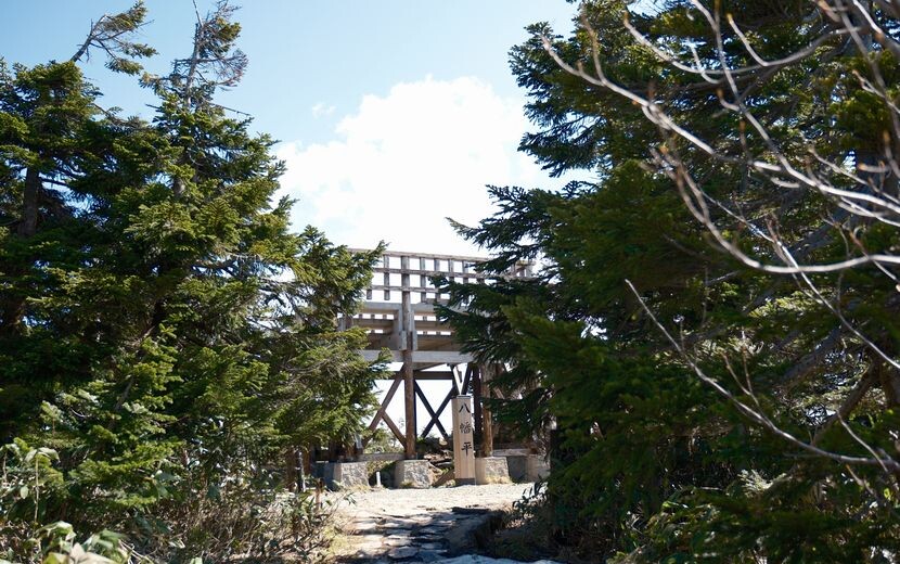 八幡平の山頂展望台の風景写真