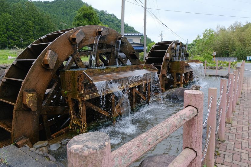 見かけた二連水車の風景