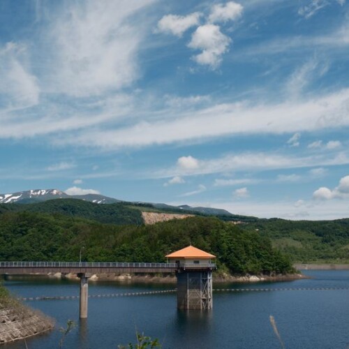 荒砥沢ダムと栗駒山の五月の風景