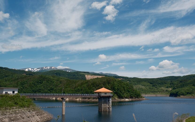 荒砥沢ダムと栗駒山の五月の風景