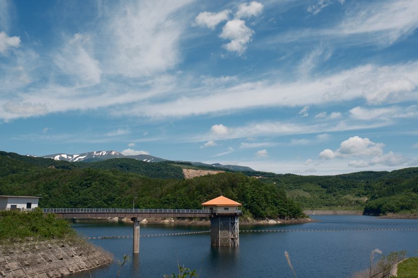 荒砥沢ダムと栗駒山の五月の風景