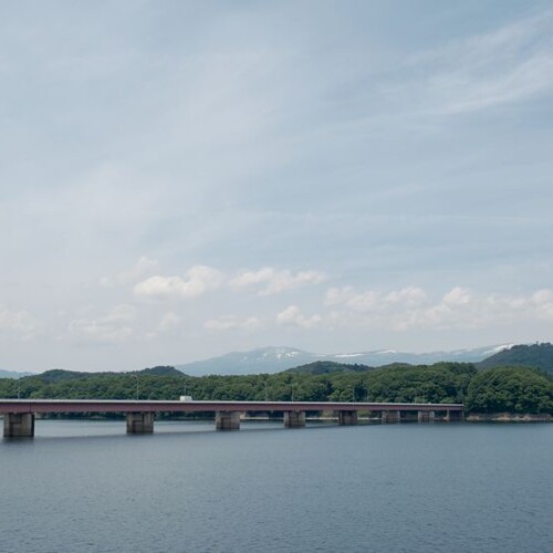 御所湖に架かる橋