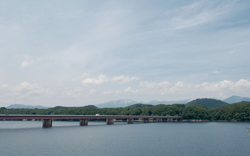 御所湖に架かる橋