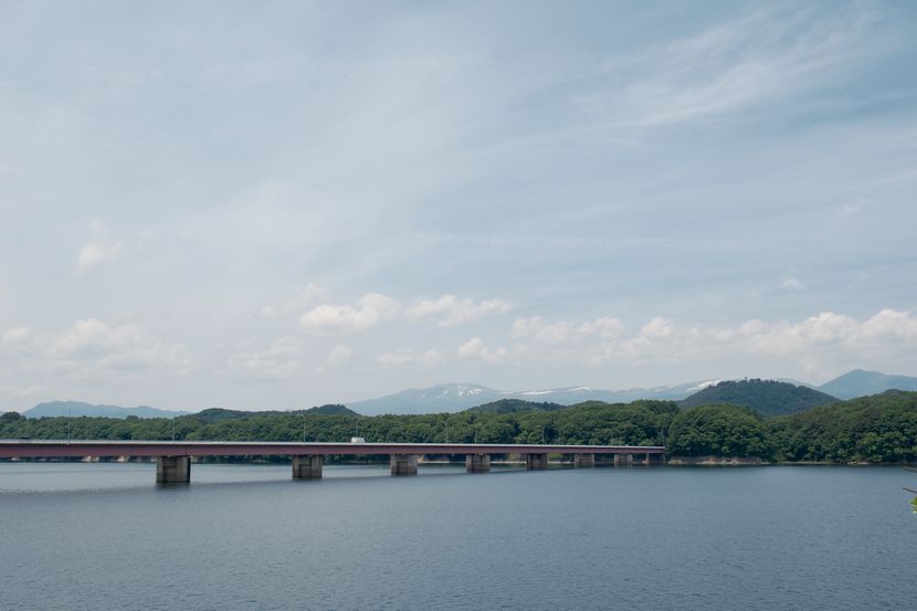御所湖に架かる橋
