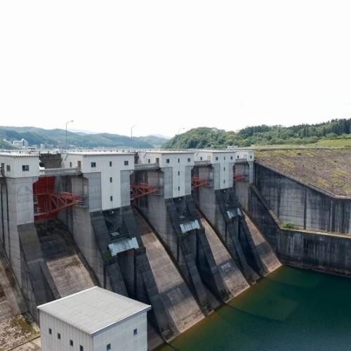 御所ダムの堰堤の写真