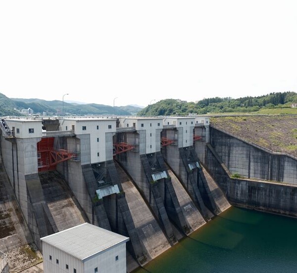 御所ダムの堰堤の写真