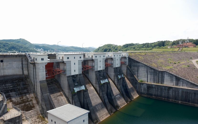 御所ダムの堰堤の写真