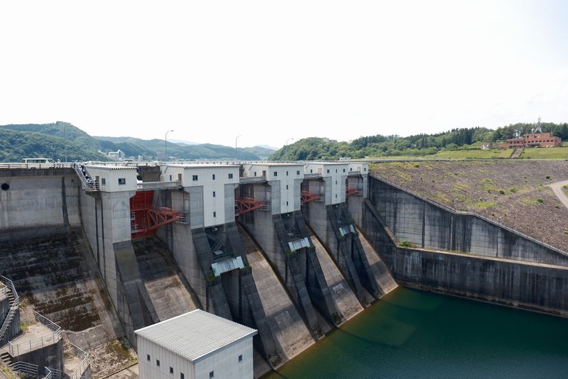 御所ダムの堰堤の写真