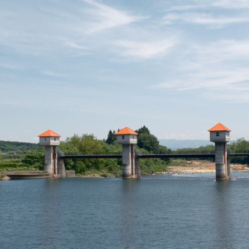 御所湖下流の堤防の風景