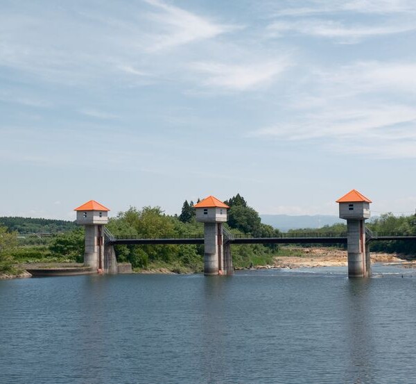 御所湖下流の堤防の風景