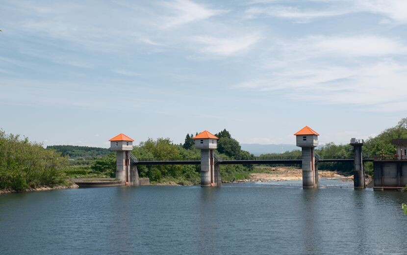御所湖下流の堤防の風景