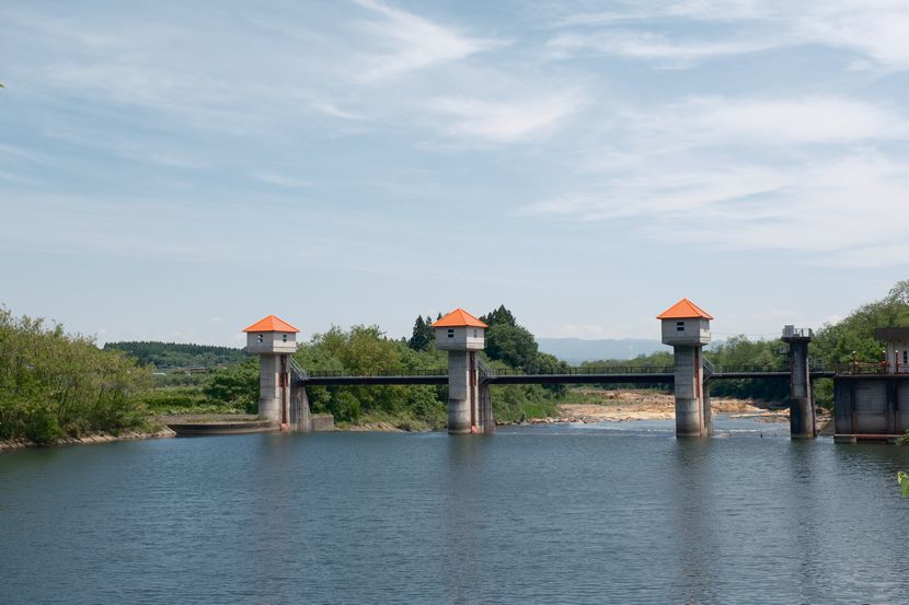 御所湖下流の堤防の風景