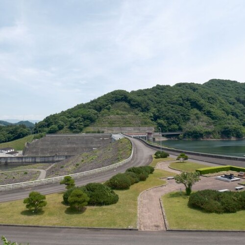 御所湖の堤防の春の風景 写真