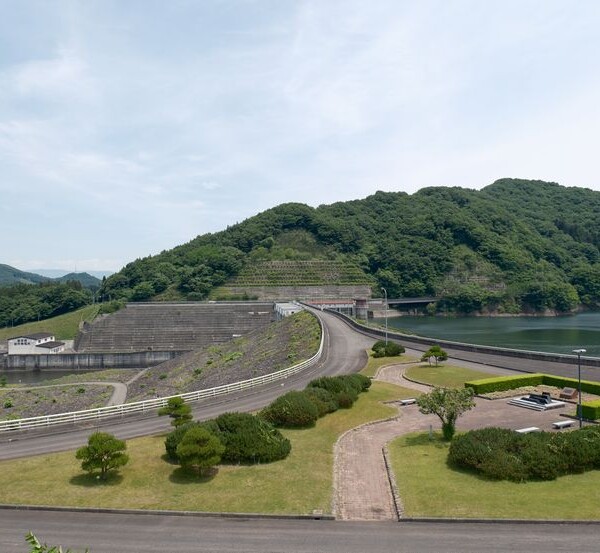 御所湖の堤防の春の風景 写真
