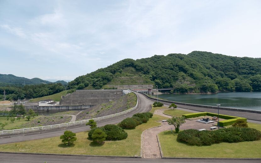 御所湖の堤防の春の風景 写真