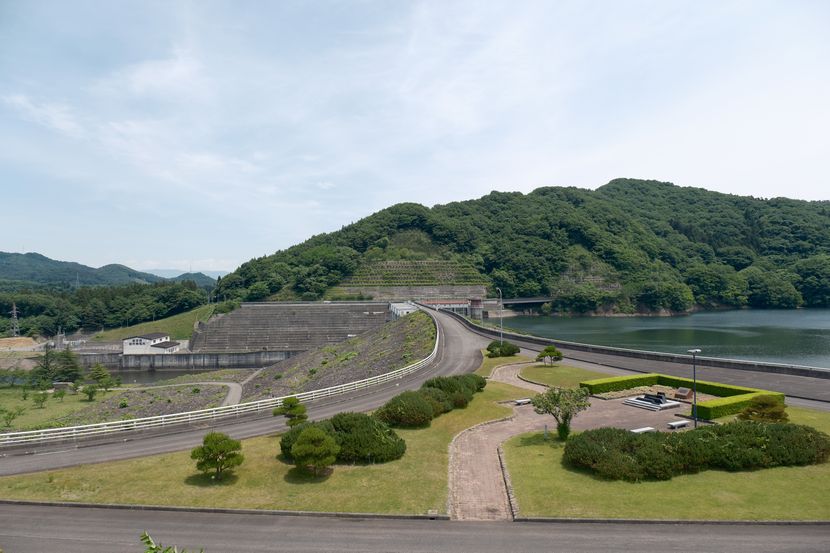 御所湖の堤防の春の風景 写真