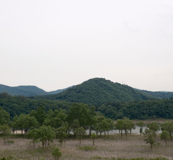 湖底が露出した錦秋湖