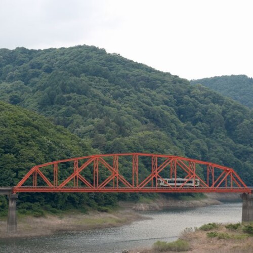 湯田ダムの陸橋と電車