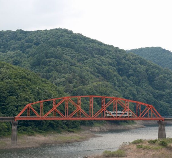 湯田ダムの陸橋と電車