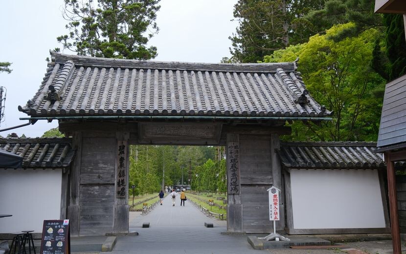 松島瑞巌寺の正門の6月の風景