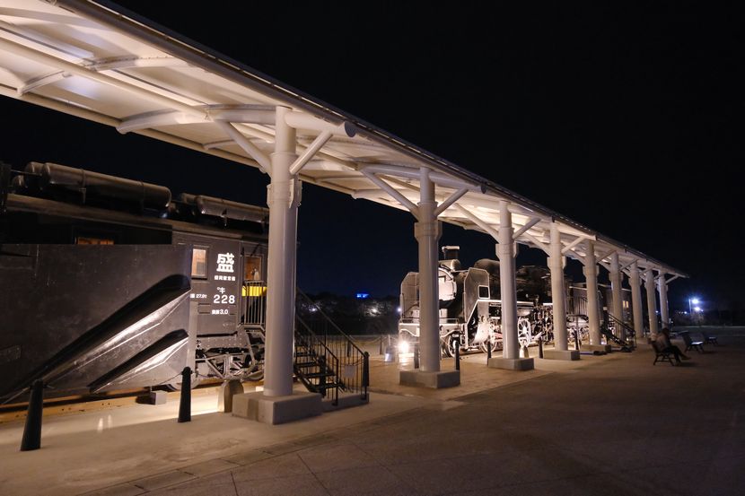 展勝地に展示のSLの夜の風景