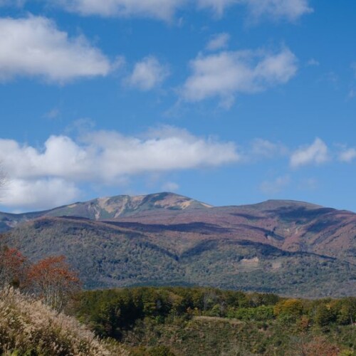 世界谷地原生花園から見た10月の栗駒山