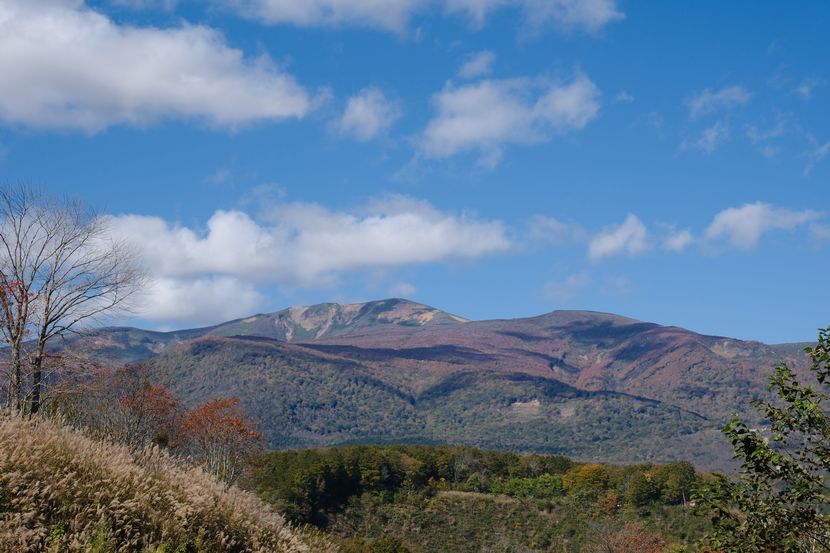 世界谷地原生花園から見た10月の栗駒山