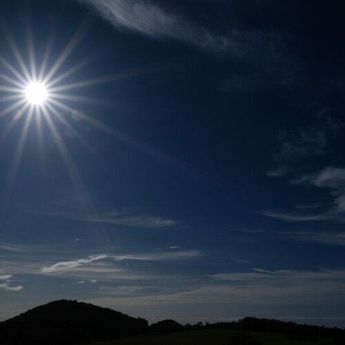 快晴の空と太陽