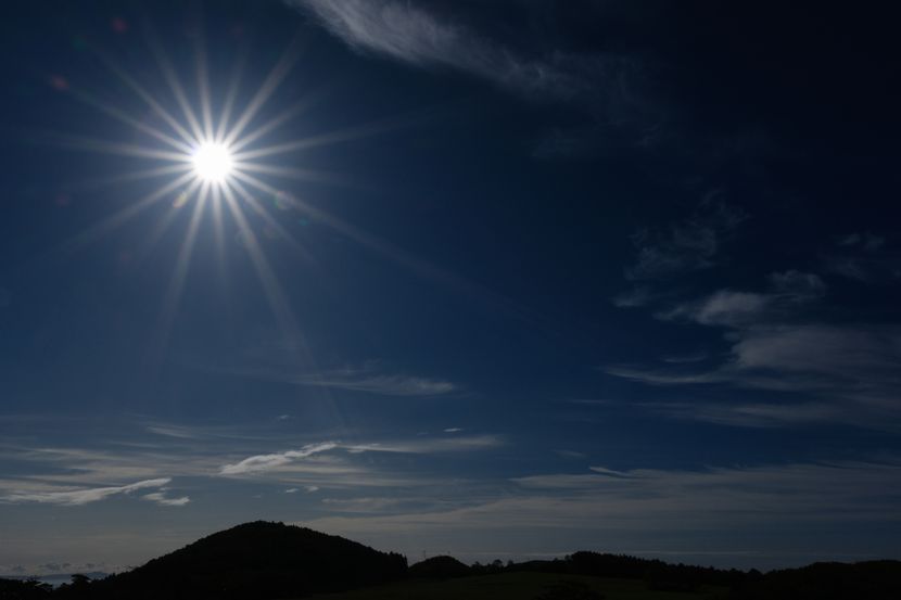 快晴の空と太陽
