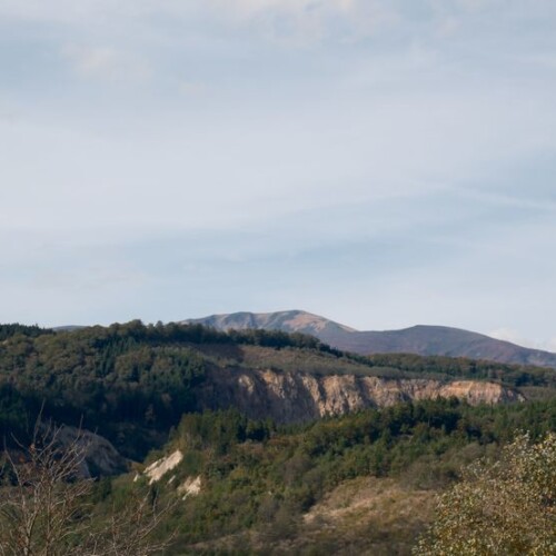 10月の荒砥沢ダムと栗駒山