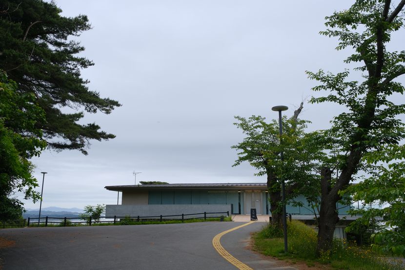 西行戻しの松公園のカフェー