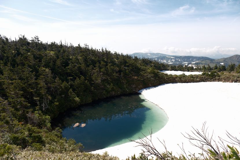 八幡平の雪解けの池