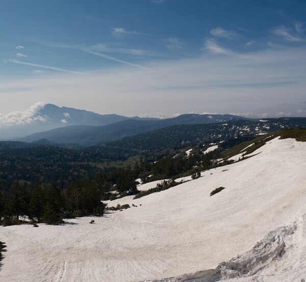 八幡平の春スキー場の風景