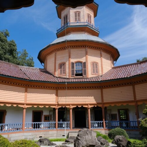 山形城址公園内の旧済生館本館の風景