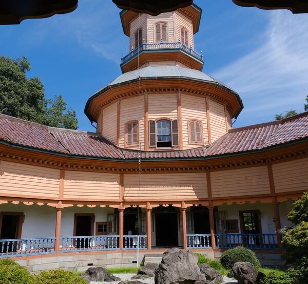山形城址公園内の旧済生館本館の風景