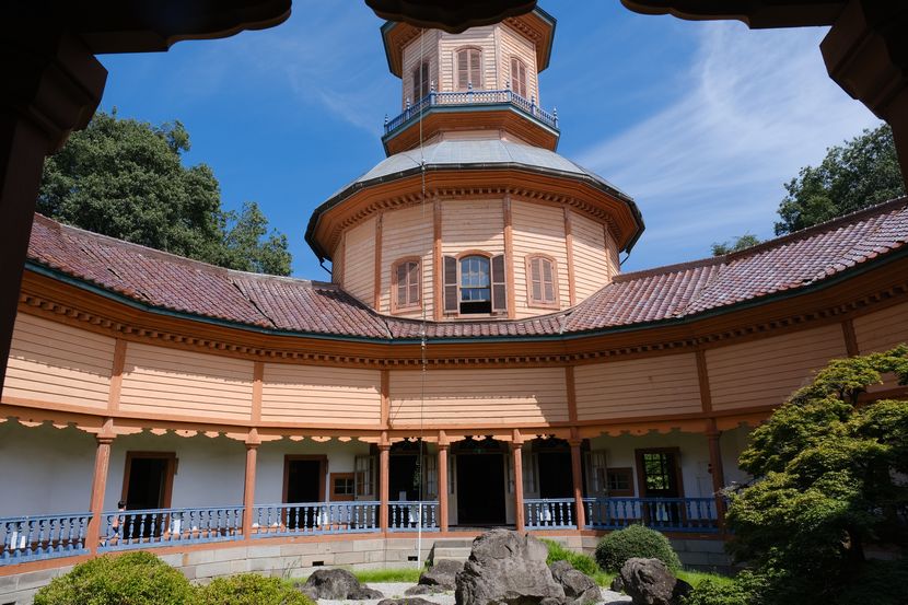 山形城址公園内の旧済生館本館の風景