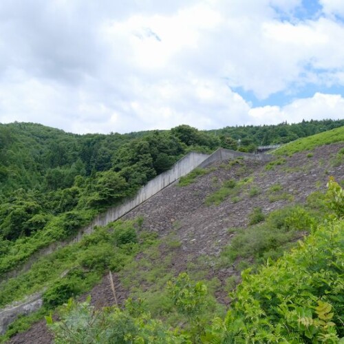 荒砥沢ダムの7月の堤防の風景