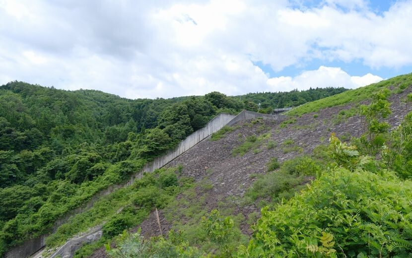 荒砥沢ダムの７月の堤防の風景