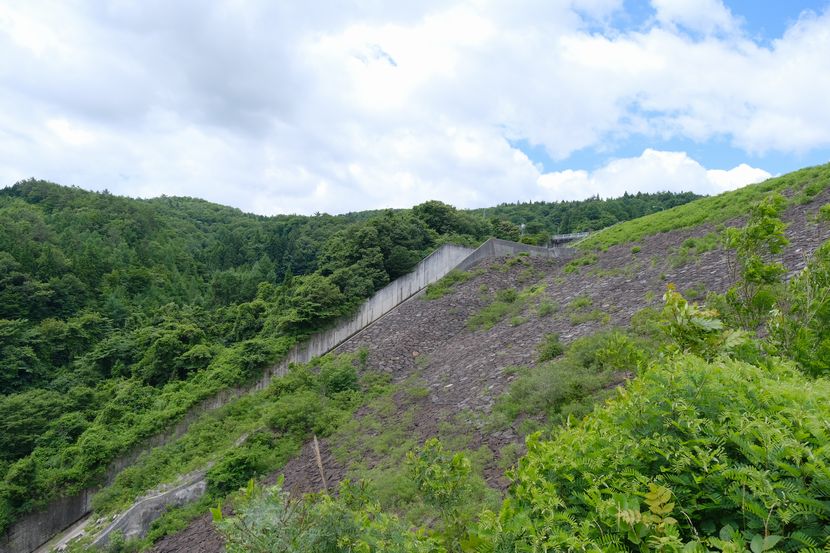荒砥沢ダムの７月の堤防の風景