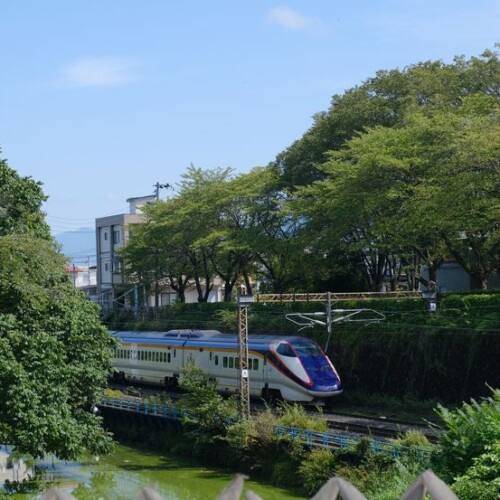 山形城址公園から見た山形新幹線
