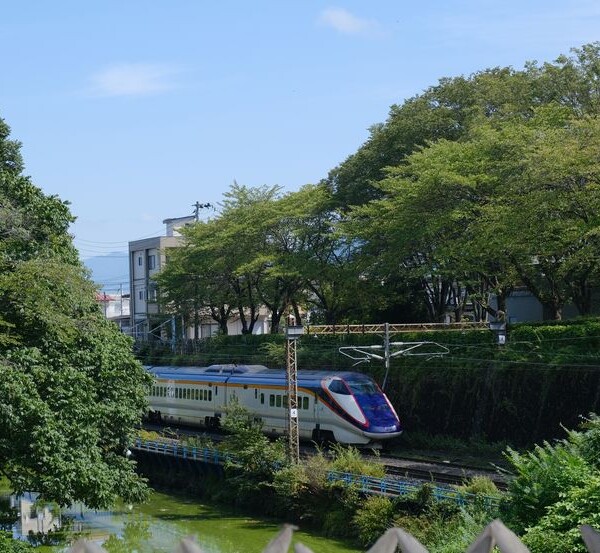 山形城址公園から見た山形新幹線