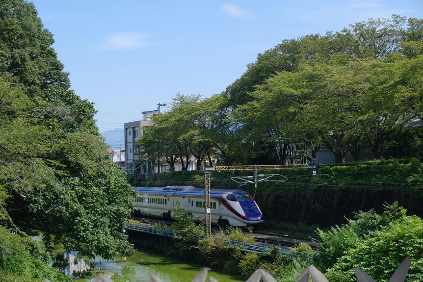 山形城址公園から見た山形新幹線