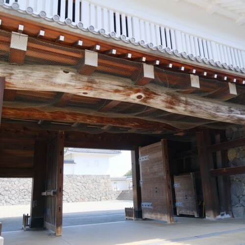 山形城址公園の大きな門の風景